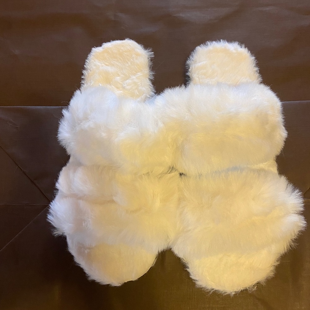 Faux Fur Slippers. Size Medium NWT